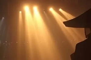 都市剧第七码头横版剧照，货运集装箱与旧账本画面